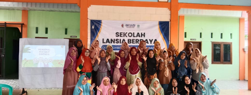 Foto bersama siswi SLB Desa Pohbogo