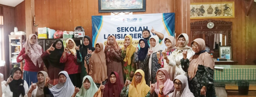 Foto bersama siswi SLB Desa Kapas