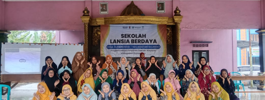 Foto bersama siswi SLB Tingkat Dasar Desa Gunungsari