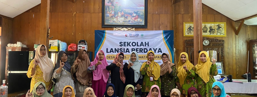 Foto bersama siswi SLB Tingkat Madya Desa Kapas